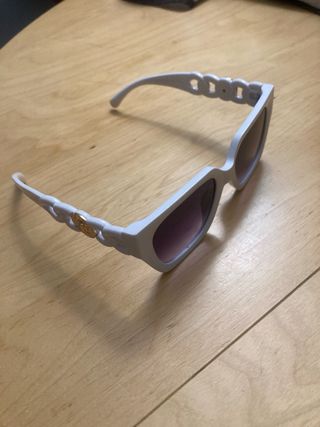 Gafas de sol blancas y moradas