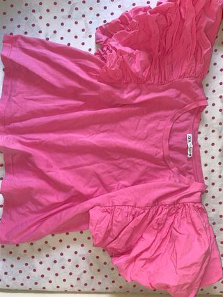 Camiseta Zara rosa con volantes