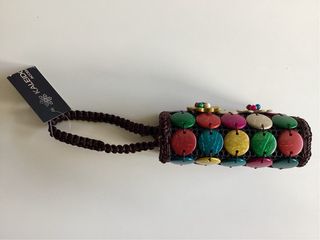 Cartera de mano con flores de colores