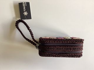 Cartera de mano con flores de colores
