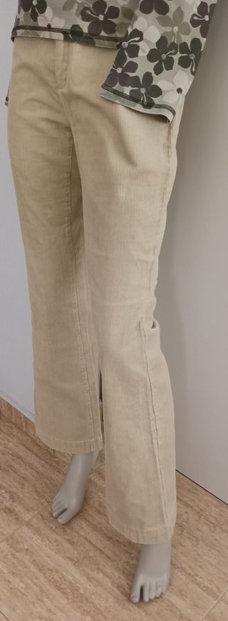 Pantalón de pana beige acampanado.
