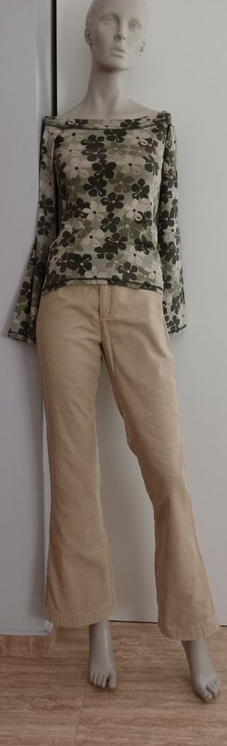 Pantalón de pana beige acampanado.