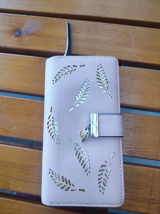 Monedero con detalles de hojas
