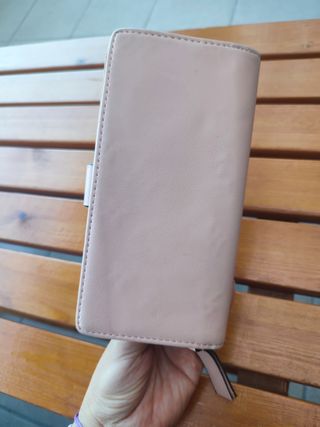 Monedero con detalles de hojas