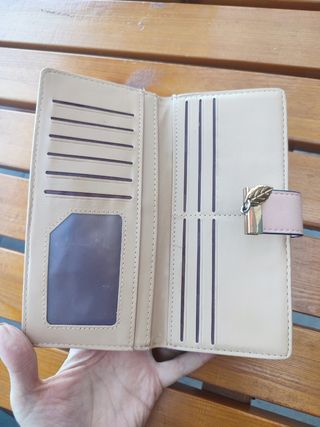 Monedero con detalles de hojas