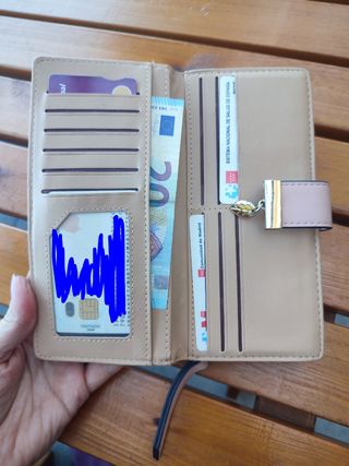 Monedero con detalles de hojas