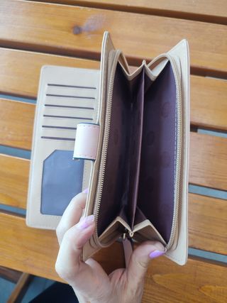Monedero con detalles de hojas