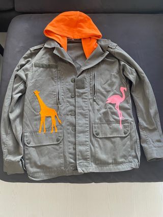 Chaqueta militar verde con parches