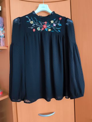 Camisa negra con bordado floral