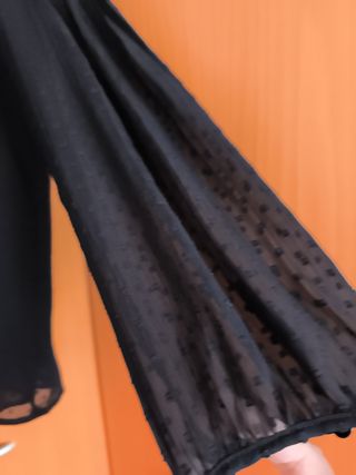 Camisa negra con bordado floral