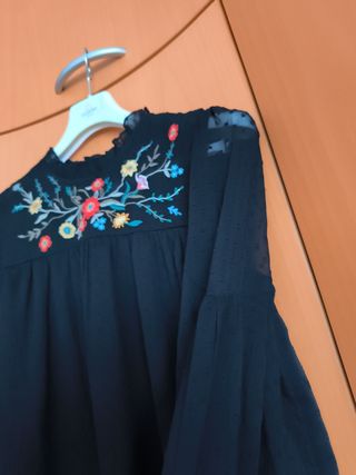 Camisa negra con bordado floral
