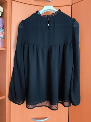 Camisa negra con bordado floral