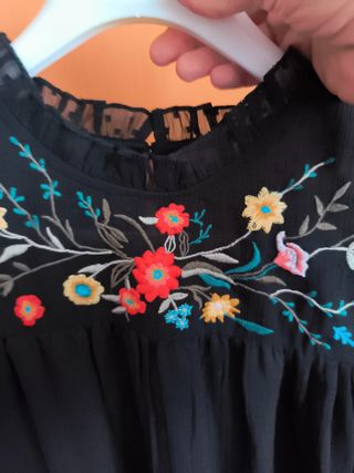Camisa negra con bordado floral