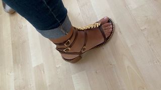 Sandalias romanas con detalle dorado