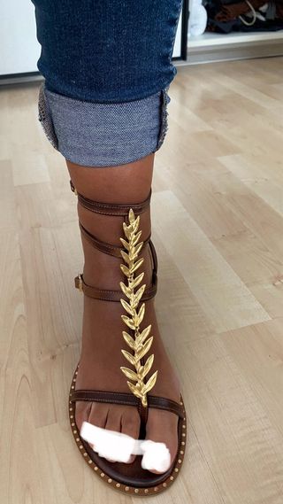 Sandalias romanas con detalle dorado