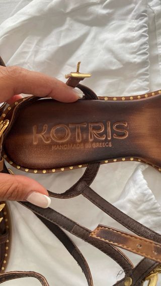 Sandalias romanas con detalle dorado