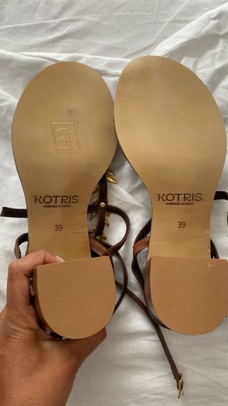 Sandalias romanas con detalle dorado