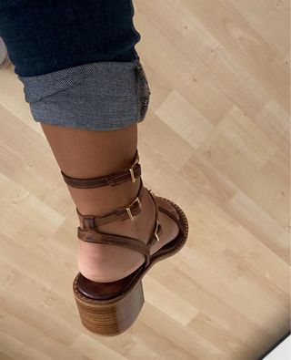 Sandalias romanas con detalle dorado