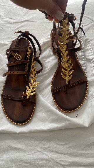 Sandalias romanas con detalle dorado