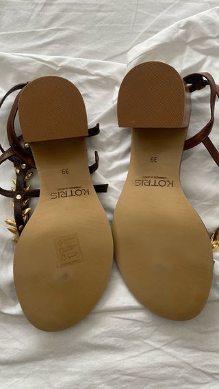 Sandalias romanas con detalle dorado