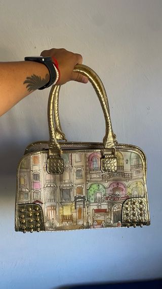 Cartera de cuero dorada con estampado