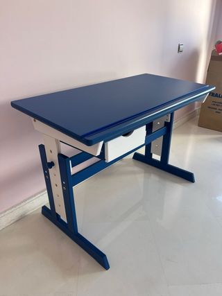 Mesa escritorio y pintor azul y blanco
