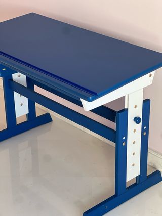 Mesa escritorio y pintor azul y blanco
