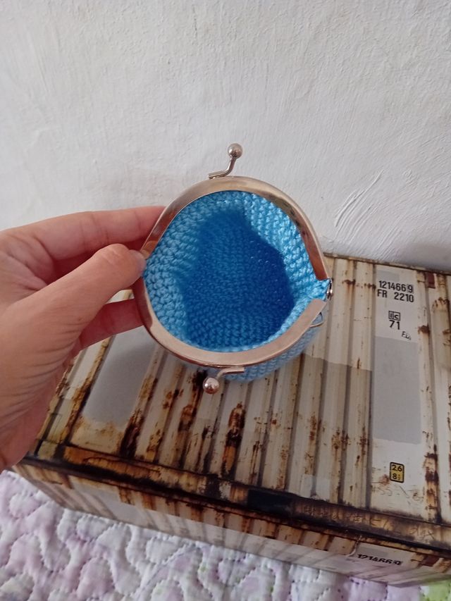 Monedero azul hecho a mano con flor