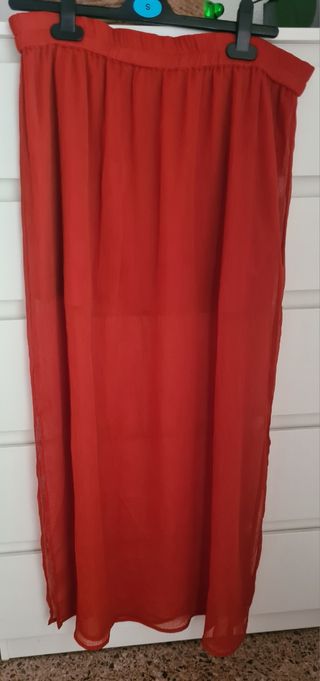 Falda larga roja talla ca pero equivale más talla