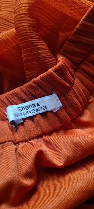 Falda larga roja talla ca pero equivale más talla