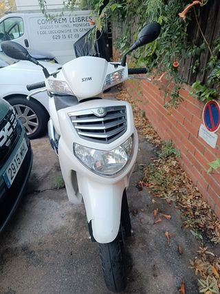 Moto Sym HD 125 Evo Blanca + Casco + Candado