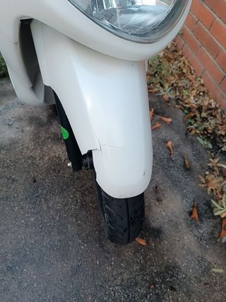 Moto Sym HD 125 Evo Blanca + Casco + Candado