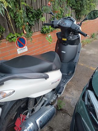 Moto Sym HD 125 Evo Blanca + Casco + Candado