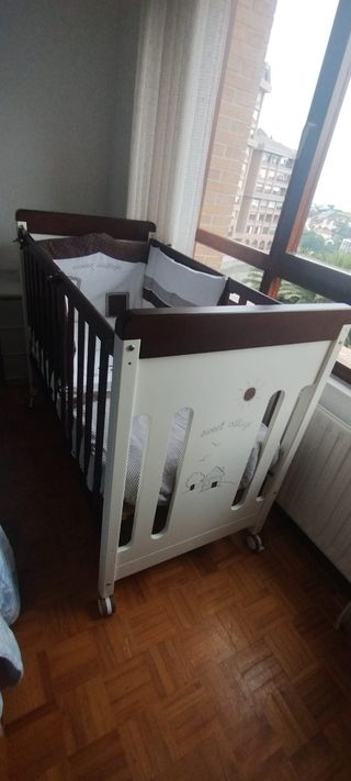 Cuna de madera para bebé