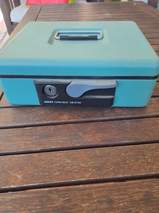 Caja de seguridad metálica con llave.
