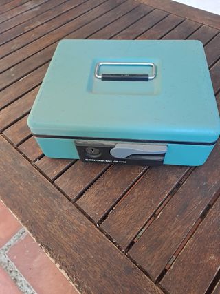 Caja de seguridad metálica con llave.
