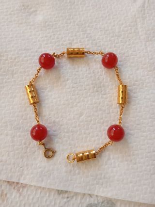 Pulsera laminada oro 18k con cuentas rojas