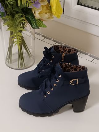 Botines de tacón azul marino con hebilla dorada