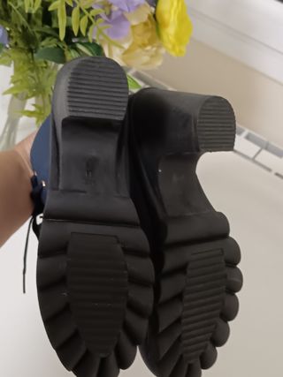 Botines de tacón azul marino con hebilla dorada