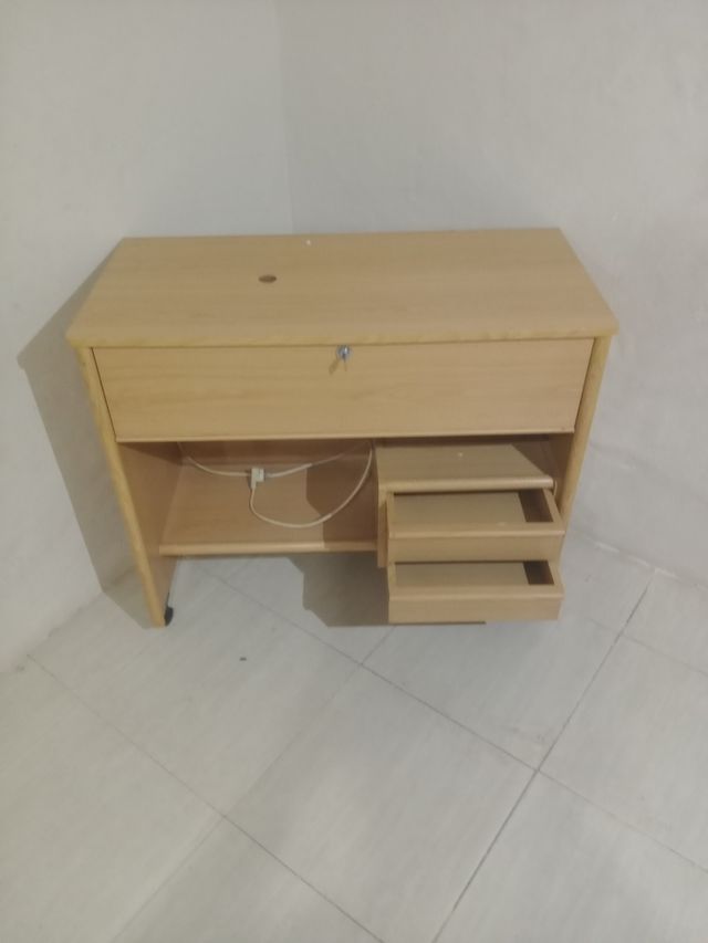 Escritorio de madera con llave