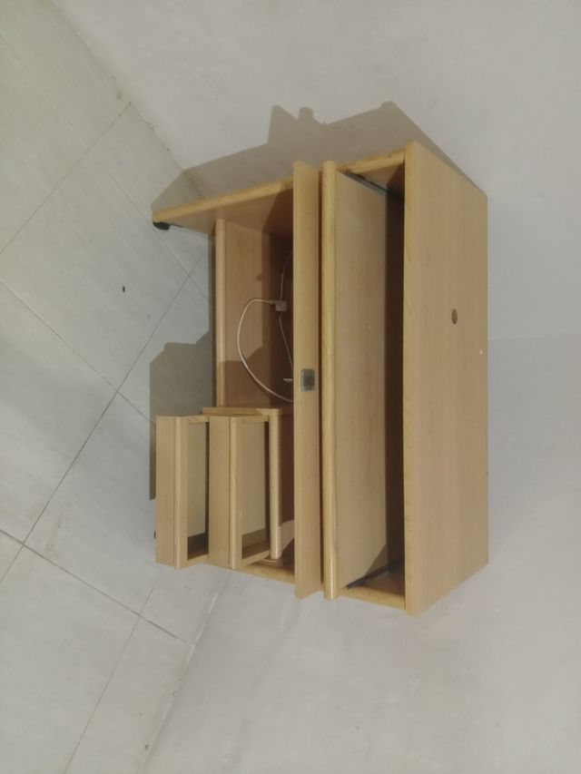 Escritorio de madera con llave