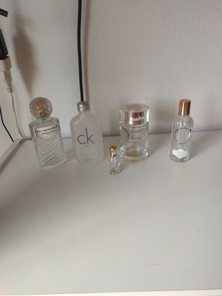 5 botes de perfume vacíos