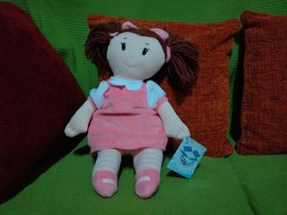 Muñeca de trapo morena con vestido rosa