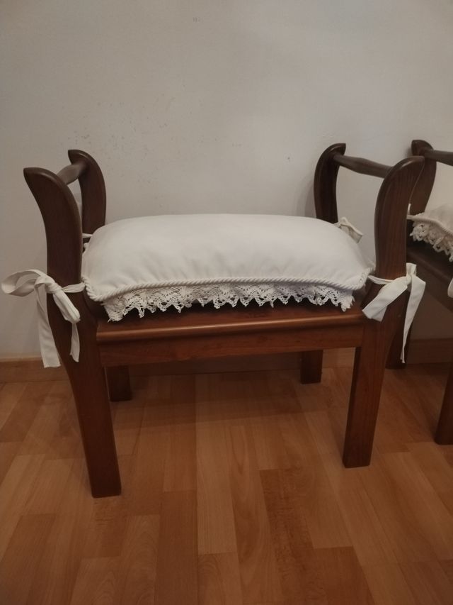 Banqueta de madera con cojín blanco
60€ cada una