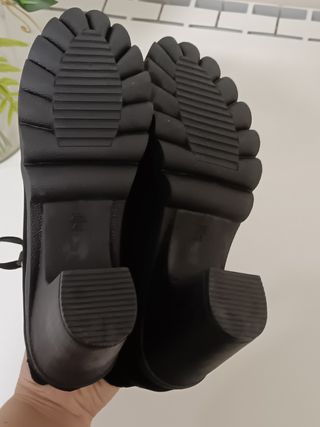 Botines negros tacón hebilla dorada