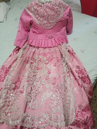 Traje de Fallera Niña Rosa y Blanco
Talla de 6 a 9