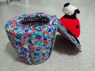 Papelera de peluche con estampado de frutas