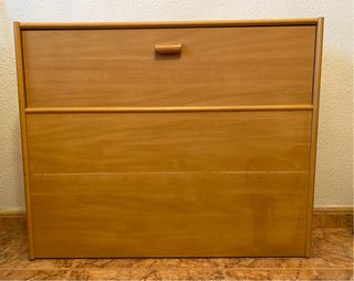 Mueble de madera con puerta