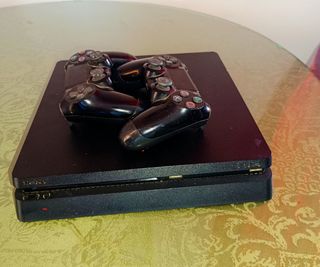 Consola PS4 Slim Negra + 2 Controles + 2 juegos