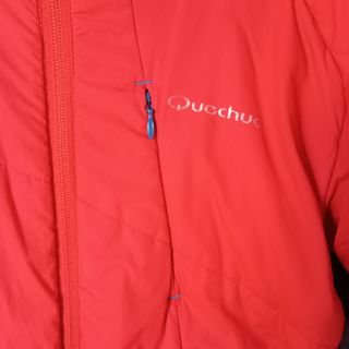 Cazadora roja Quechua. T. M